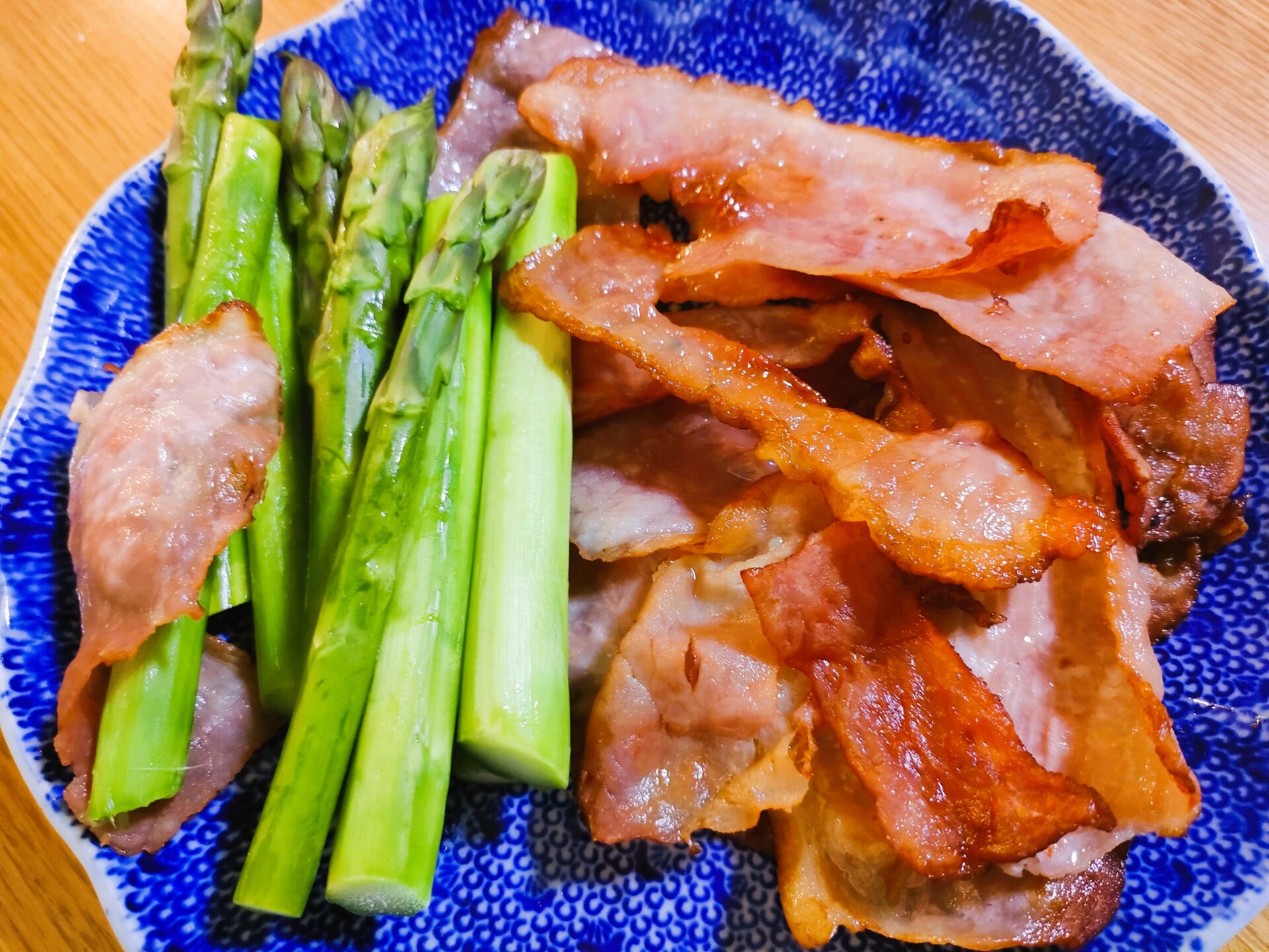 豚肉の薄切りを塩水につけ、オーブンでカリッと焼きます。塩味がきいて旨味が凝縮した豚肉のおせんべいのようになります。お酒のおつまみに格好です。【塩豚のカリカリ焼き（燻製なしのベーコン風）】